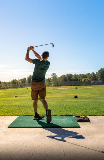 Jeune homme jouant au golf en été. Personne non identifiable. Jeune homme jouant au golf en été. Personne non identifiable. Photo de haute qualité